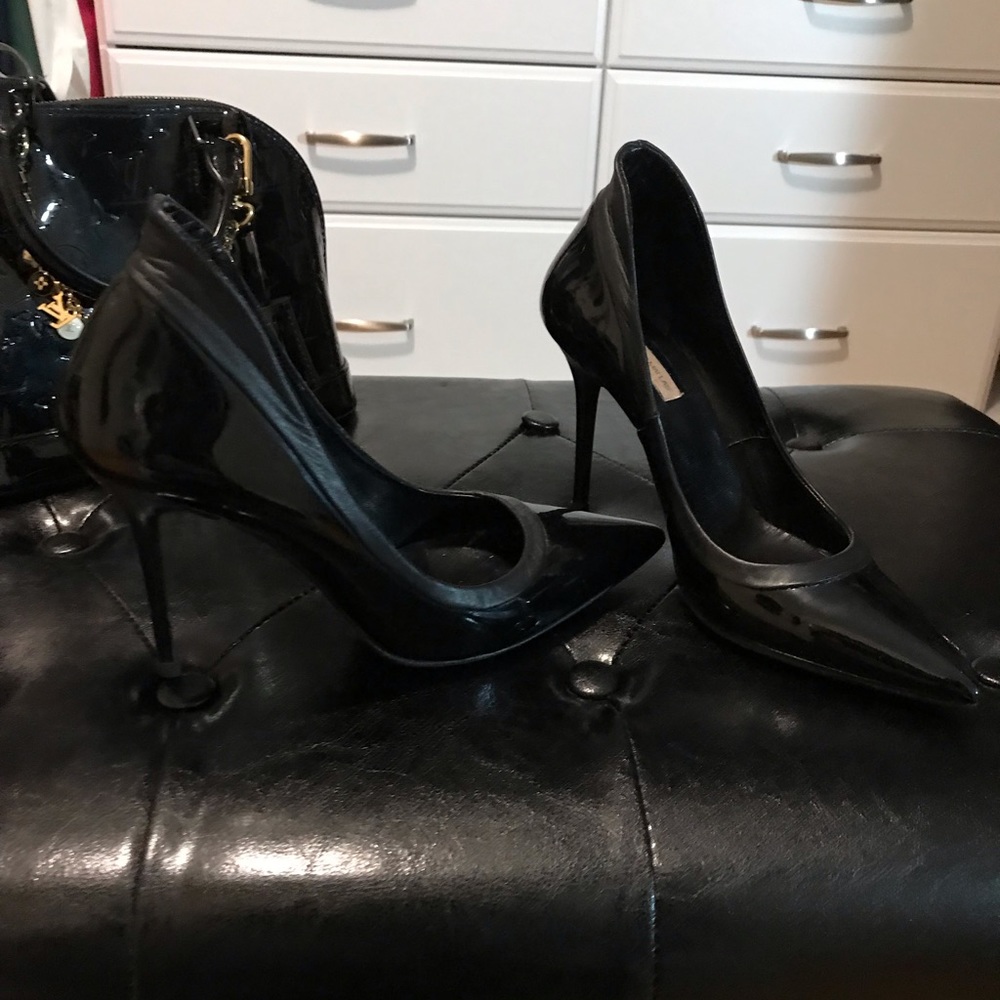 Pointy toe, patent leather, and leather trim 🖤